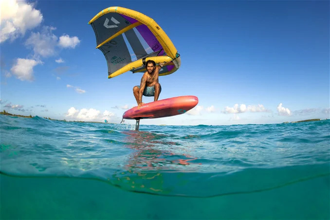  Rider utilisant la Duotone Downwinder Air 2025